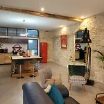 Loft D'artiste Atypique, Climatisé,90 M2 , Hypercentre Arènes 6 Pers Nimes