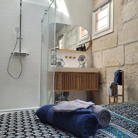 Loft D'artiste Atypique, Climatise,90 M2 , Hypercentre Arenes 6 Pers *