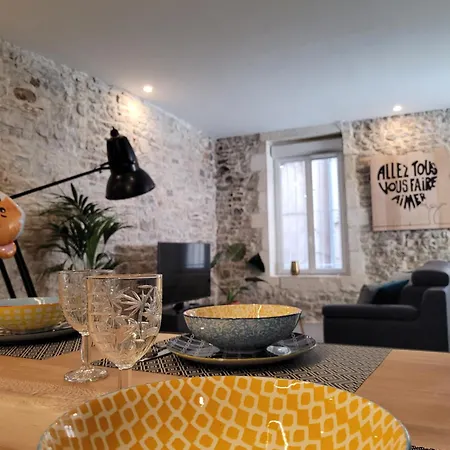 Loft D'artiste Atypique, Climatise,90 M2 , Hypercentre Arenes 6 Pers Appartement Nîmes