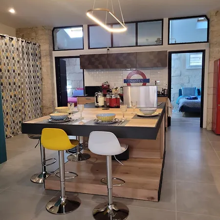 Loft D'artiste Atypique, Climatise,90 M2 , Hypercentre Arenes 6 Pers * Nîmes
