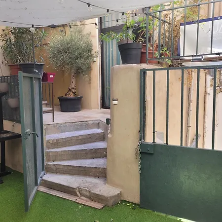 Loft D'artiste Atypique, Climatisé,90 M2 , Hypercentre Arènes 6 Pers *