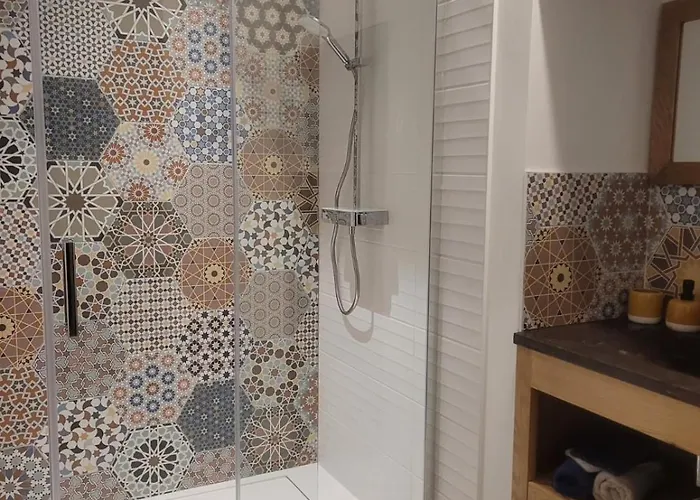 Loft D'Artiste Atypique, Climatise,90 M2 , Hypercentre Nimes Arenes 6 Pers 公寓 *