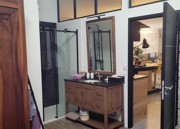 Loft D'Artiste Atypique, Climatise,90 M2 , Hypercentre Nimes Arenes 6 Pers 公寓 *