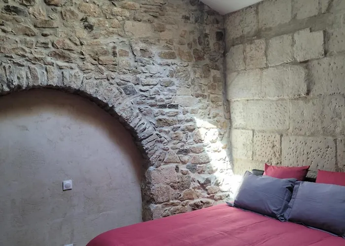 アパート Loft D'Artiste Atypique, Climatise,90 M2 , Hypercentre Nimes Arenes 6 Pers *