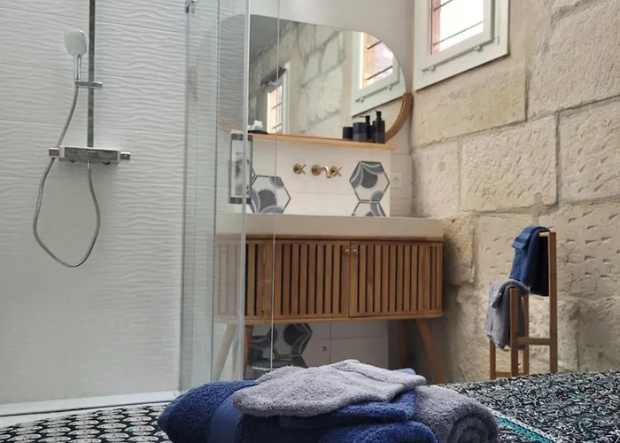 Loft D'Artiste Atypique, Climatise,90 M2 , Hypercentre Nimes Arenes 6 Pers *