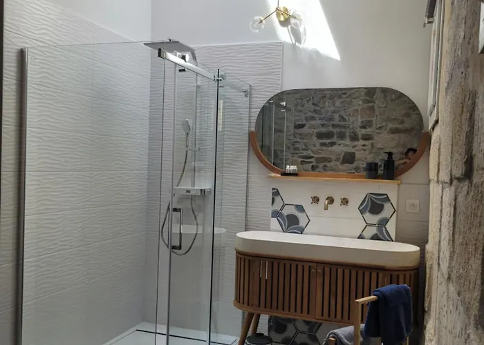 Loft D'Artiste Atypique, Climatise,90 M2 , Hypercentre Nimes Arenes 6 Pers * 尼姆