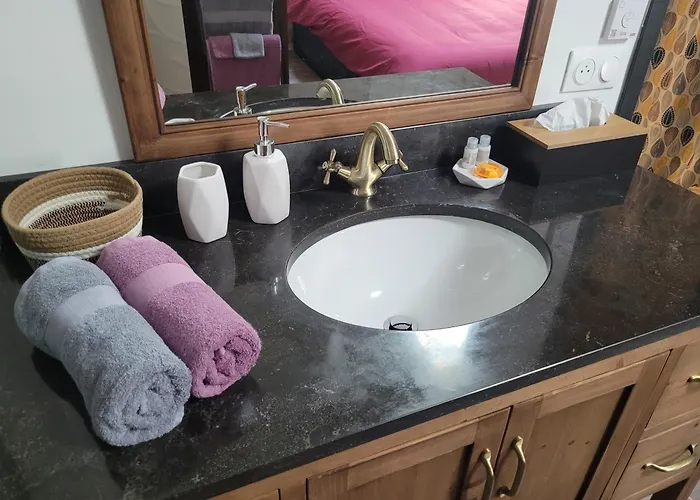 アパート Loft D'Artiste Atypique, Climatise,90 M2 , Hypercentre Nimes Arenes 6 Pers ニーム