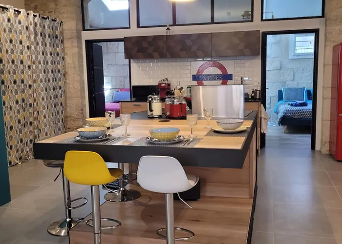 Loft D'Artiste Atypique, Climatise,90 M2 , Hypercentre Nimes Arenes 6 Pers * 尼姆