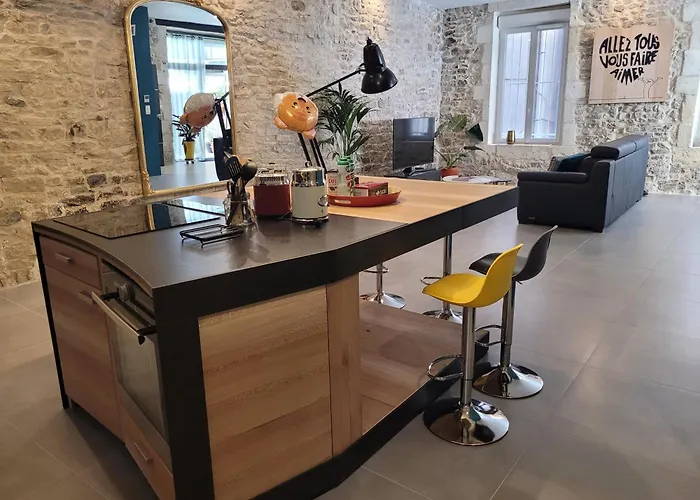 Loft D'Artiste Atypique, Climatise,90 M2 , Hypercentre Nimes Arenes 6 Pers *