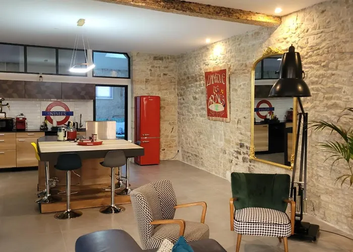 Loft D'Artiste Atypique, Climatise,90 M2 , Hypercentre Nimes Arenes 6 Pers ニーム